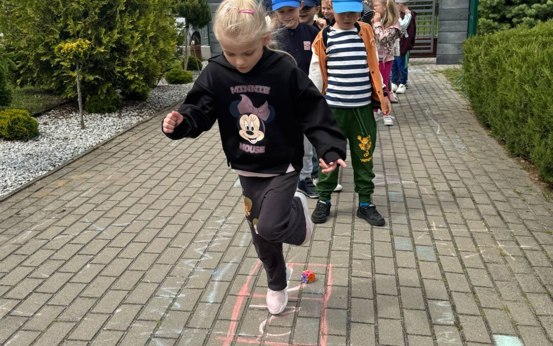 Zajęcia outdoorowe – gra w klasy