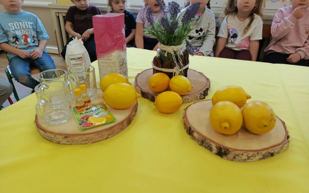 „Cytrynowa ciastolina” – rozwijanie zmysłu węchu i dotyku.