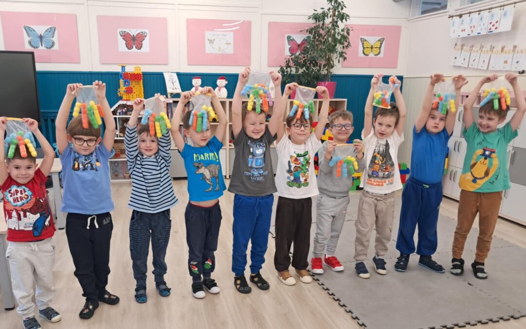 Zajęcia sensoryczne ,,Kolorowe paluszki”.