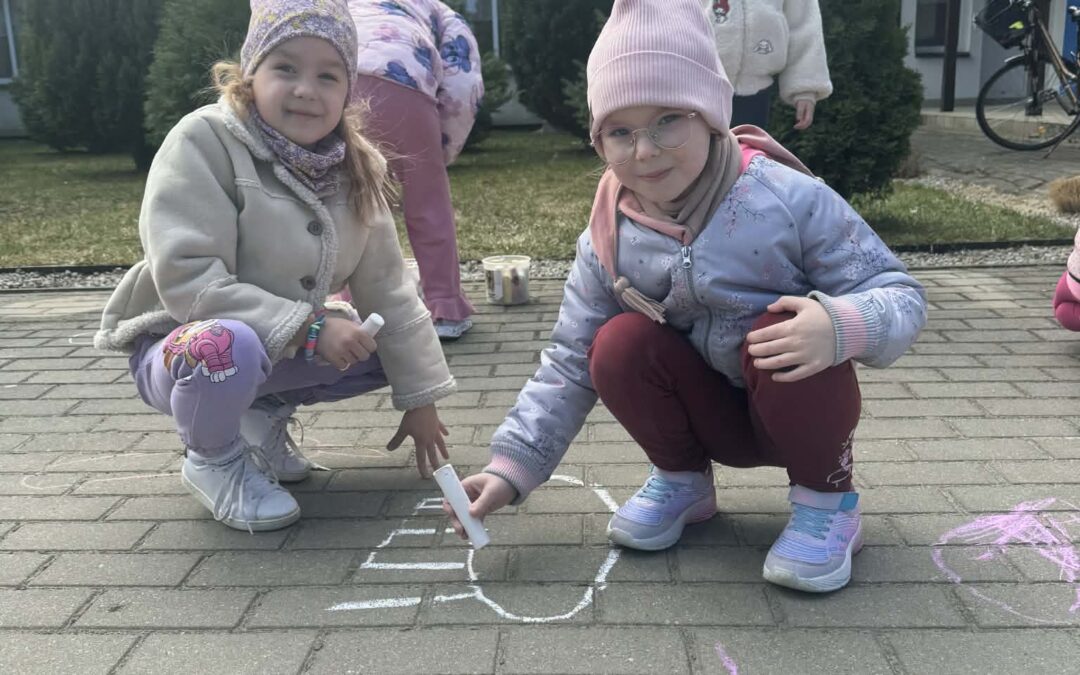 Zajęcia outdoorowe – kolorowe rysunki.