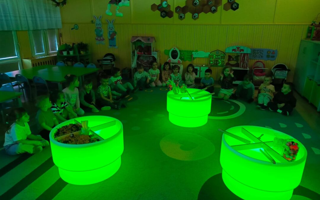 Segregowanie materiałów sensorycznych na stolikach świetlnych.