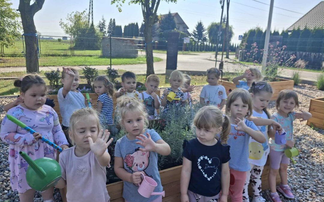 Pierwsze zadanie realizowanej innowacji pedagogicznej:” Tropiciele poznają świat przyrody”.